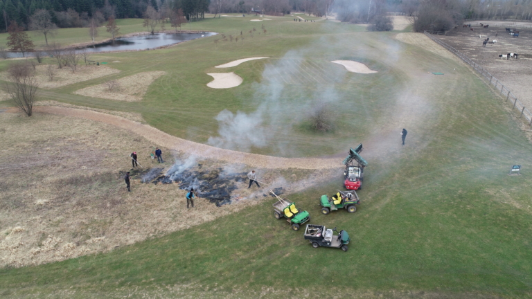 For andet år i træk har Hjortespring Golfklub valgt at brænde græsset i roughen af i stedet for at slå det og køre det væk. Foto: Hjortespring Golfklub