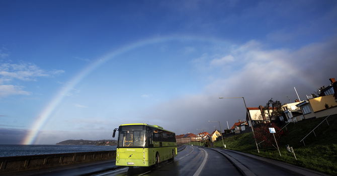 Billede af bus der kører gennem by