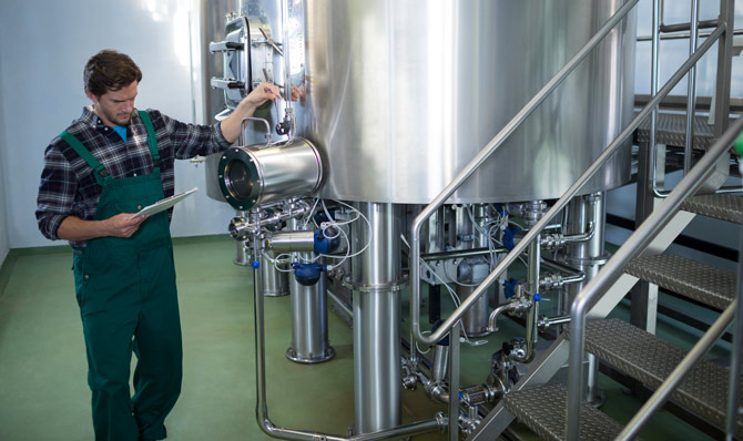 Mand tilser stor tank