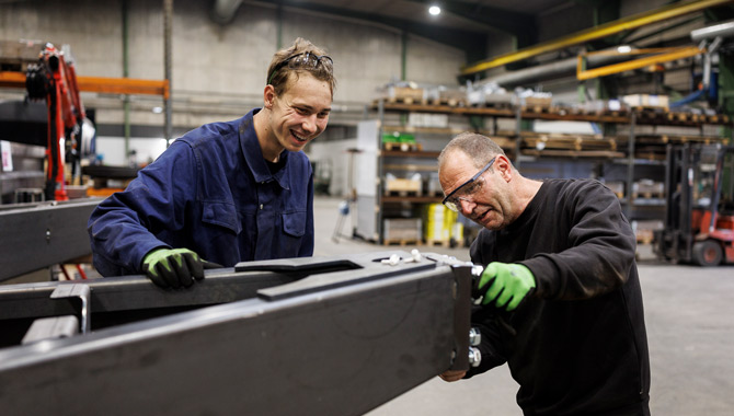 Lærling og mester i værksted